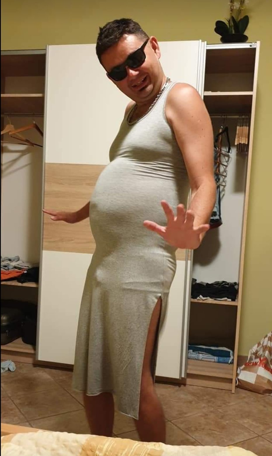 Fotografija: Bolj kot na manekenko je spominjal na nosečnico. FOTO: FACEBOOK