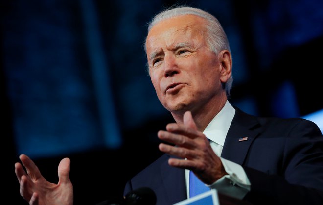 Joe Biden je bil v govoru po odločitvi elektrorjev oster do svojega predhodnika. FOTO: Mike Segar, Reuters