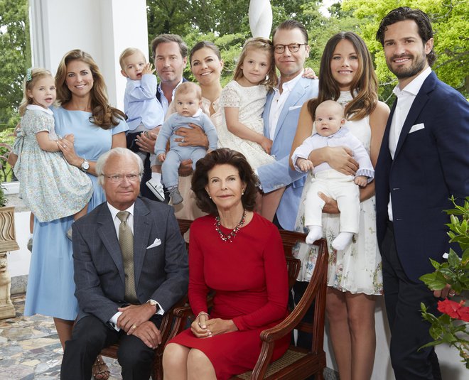 Od leta 2016, ko je bila posneta fotografija, se je švedska kraljeva družina povečala za dva otroka, prihodnje leto se jim bo pridružil še eden. FOTO: Kungahuset.se