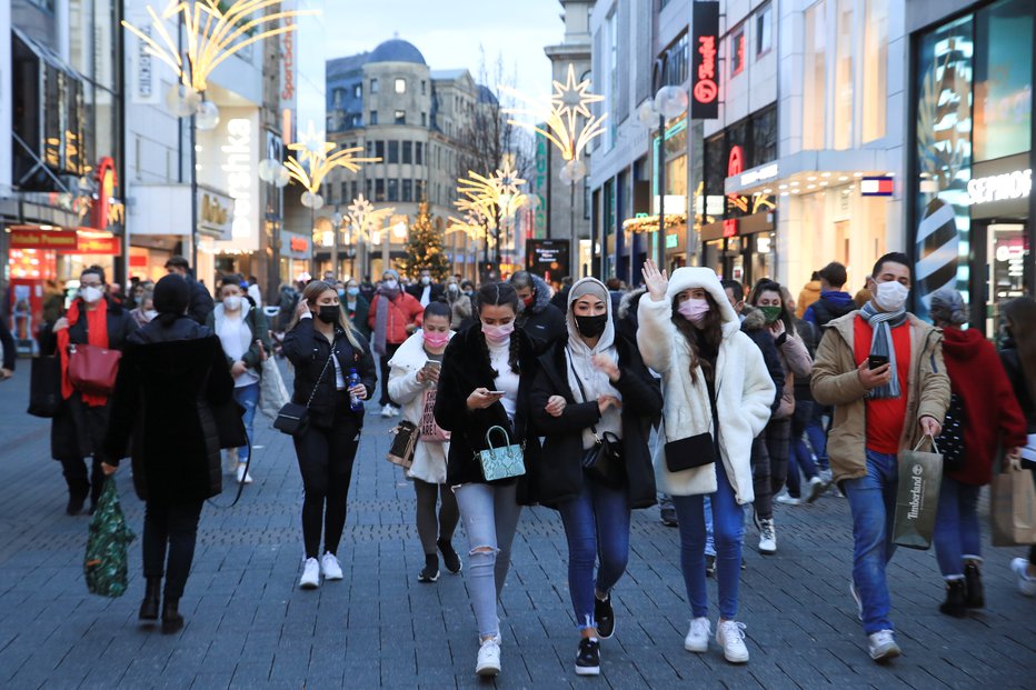 Fotografija: Ulica v Kölnu 14. decembra. Danes se trgovine zapirajo, pred tem so ljudje hiteli nakupovati.  FOTO: Wolfgang Rattay, Reuters
