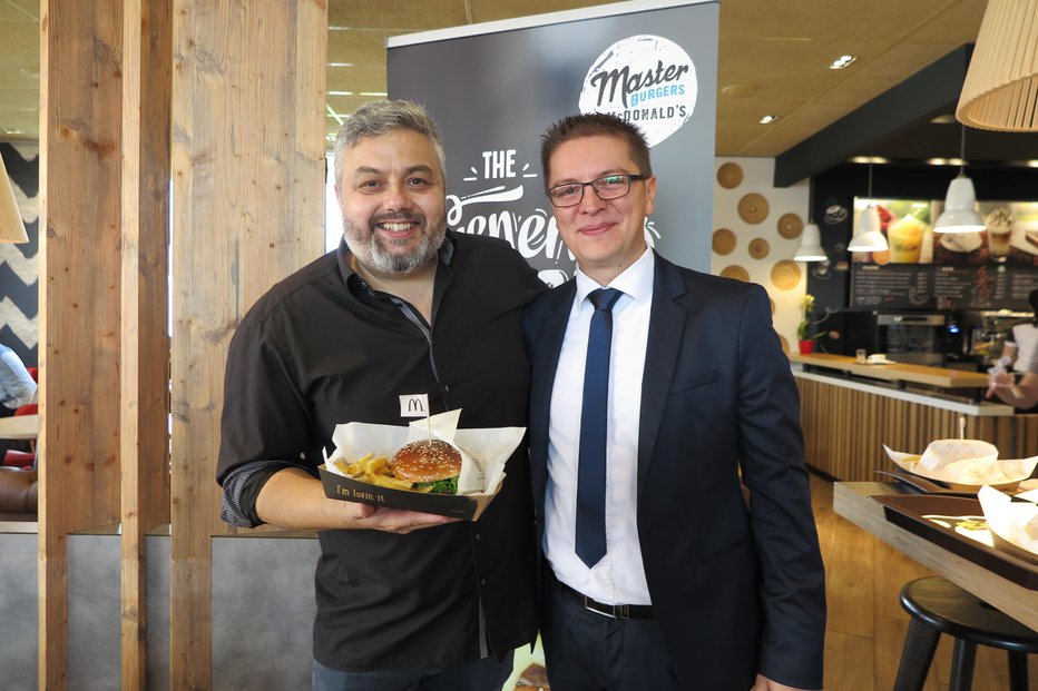 Fotografija: Slavni slaščičar Karim Merdjadi in Denis Potočnik, nadzornik za nabavo in kakovost v McDonald's Slovenija. FOTOGRAFIJE: Špela Ankele