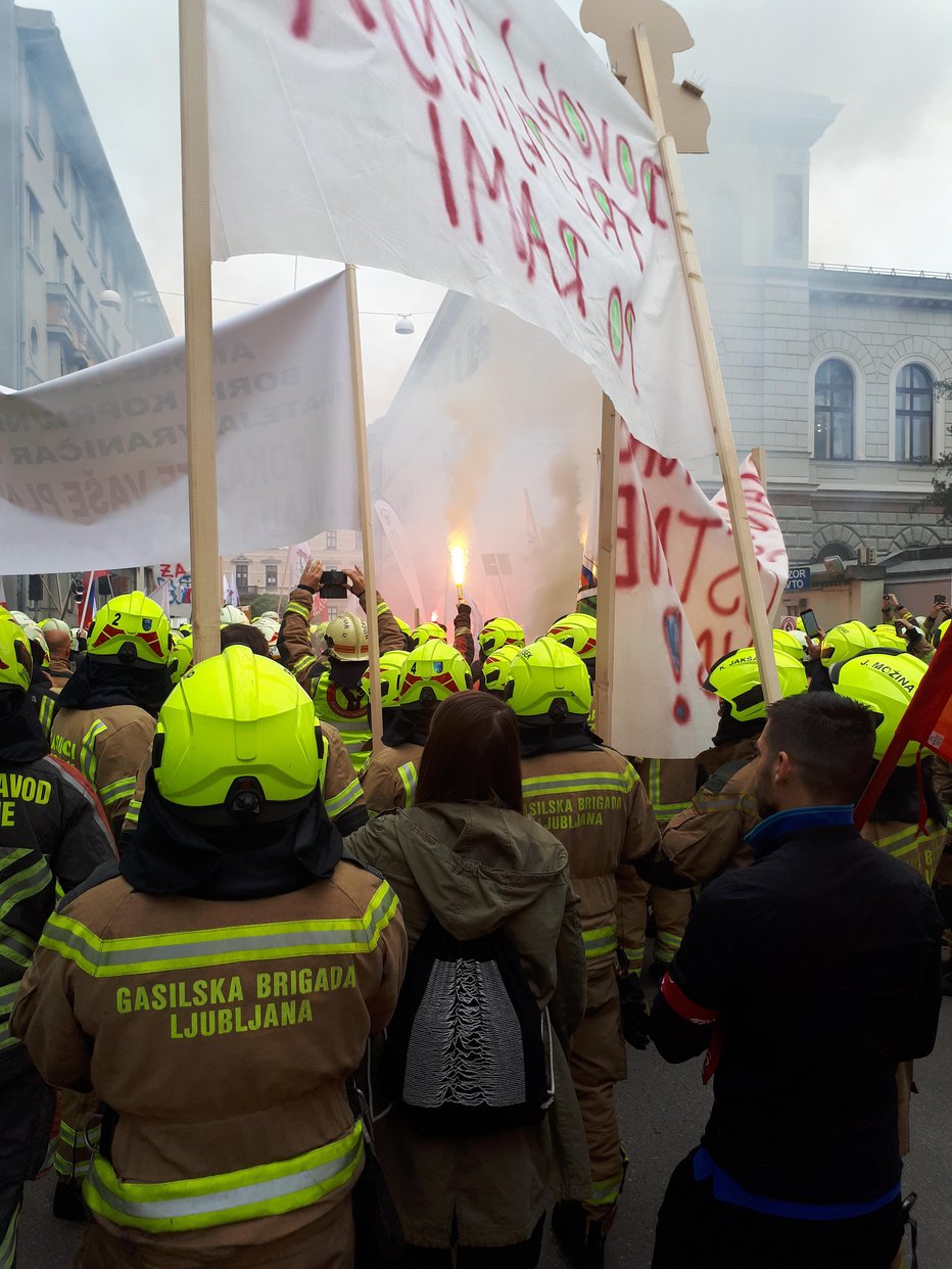 Fotografija: Protest gasilcev pred vladnim poslopjem. FOTO: Gašper Pance