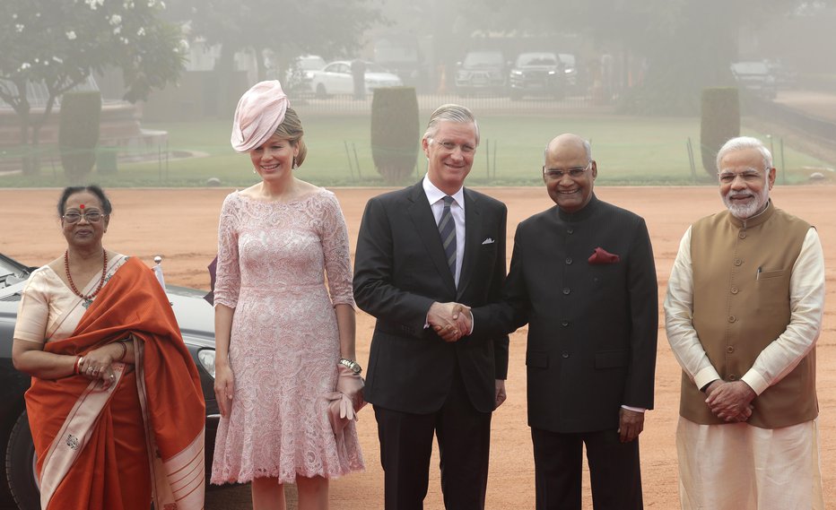 Fotografija: Na letališču so belgijski kraljevi par pričakali indijski predsednik Dalit Kovind, njegova žena Savita in indijski premier Narendra Modi. FOTO: AP