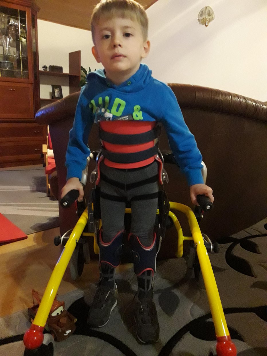 Fotografija: Petletni fantek že od rojstva boleha za cerebralno paralizo. FOTO: Osebni arhiv