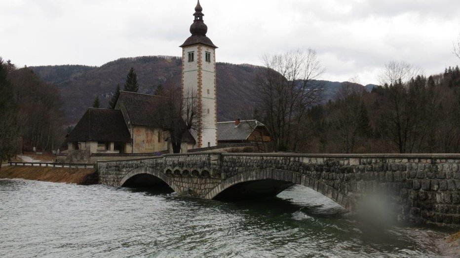 Fotografija: Voda je zaprla dostop do Bohinja, prebivalci niso mogli v službo, večkrat je zmanjkalo elektrike. FOTO: Janez Pikon