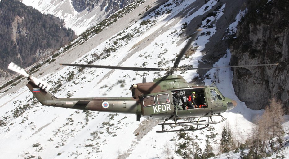 Fotografija: Helikopter je moral posredovati tudi na območju Storžiča. FOTO: Boštjan Fon
