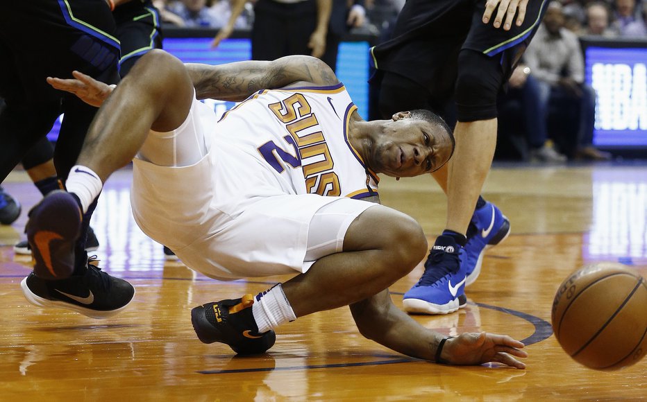 Fotografija: Isaiah Canaan med padcem. FOTO: AP