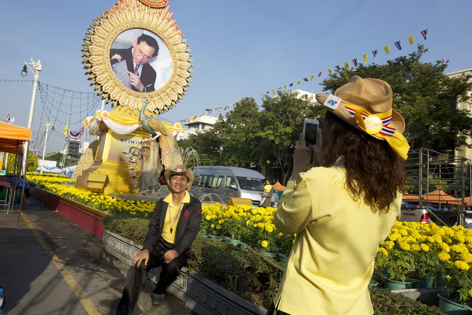 Fotografija: Na Tajskem je polno kraljevih portretov, tako ob cestah kot pred šolami in drugimi državnimi institucijami. FOTO: GULIVER/GETTY IMAGES