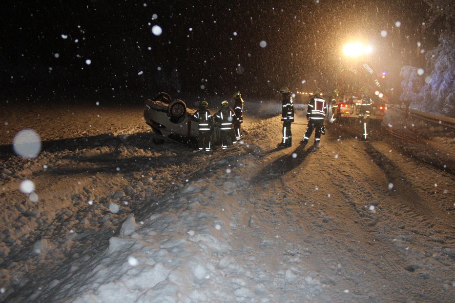 Fotografija: Vozilo se je prevrnilo na streho. FOTO: Pu Kranj