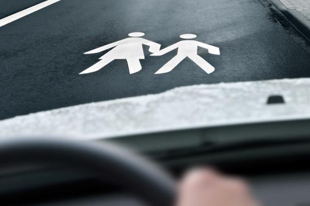 Fotografija: Vozniki morajo bili previdni in paziti na pešce, a tudi pešci morajo na cesti upoštevati cestnoprometna pravila.