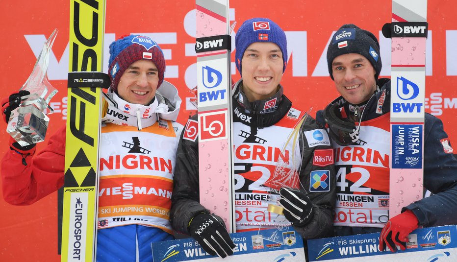 Fotografija: Ob Norvežanu Johannu Andreju Forfangu (na sredini) sta bila včeraj v Willingenu najbolj nasmejana tudi Poljaka Kamil Stoch (levo) in Piotr Zyla (desno). FOTO: AFP