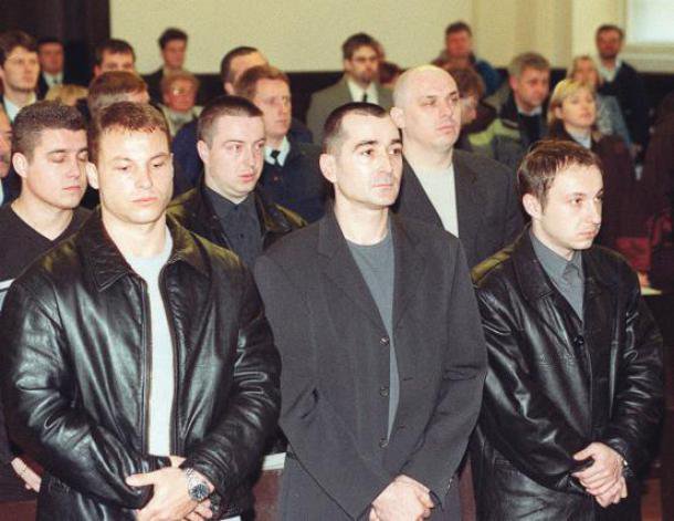 Nekdanji policist Aleksander Vrbnjak, na sliki skrajno levo, je bil obsojen zaradi ukvarjanja z mamili.