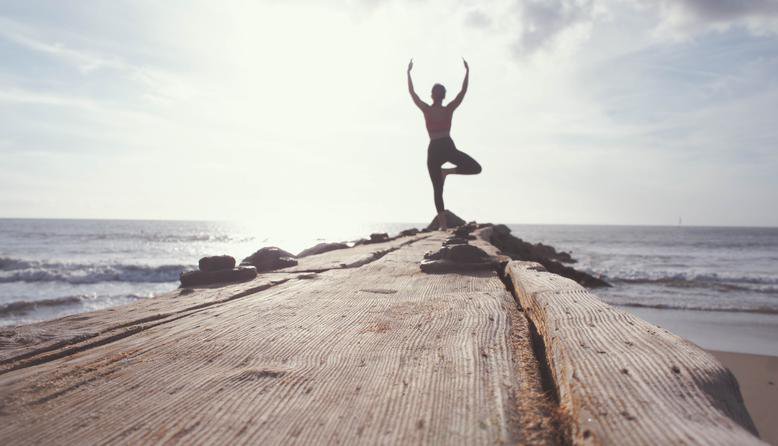 Fotografija: joga, sonce, morje, ženska FOTO: Unsplash