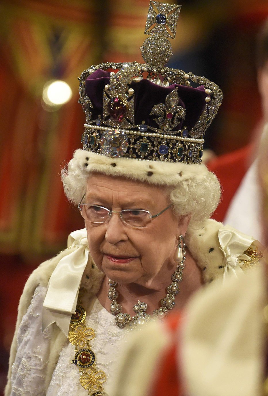 Fotografija: Krona je menda tako težka, da se je Elizabeta bala skloniti glavo. FOTO: GULIVER/GETTY IMAGES