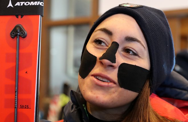 Italijanka Sofia Goggia je poskrbela za dodatno zaščito obraza v hudem mrazu minus 14 stopinj Celzija. Foto: Reuters