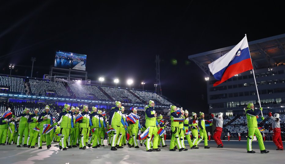 Fotografija: Vesna Fabjan, nosilka slovenske zastave na odprtju OI, DEVEE290XIK47. FOTO: Kai Pfaffenbach, Reuters