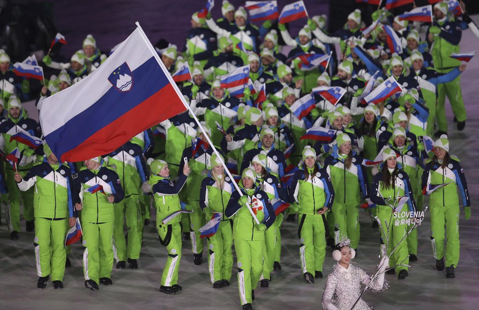 Fotografija: Morda je Fabjanova potovala na olimpijsko prizorišče samo za nošenje zastave. FOTO: Michael Sohn, AP