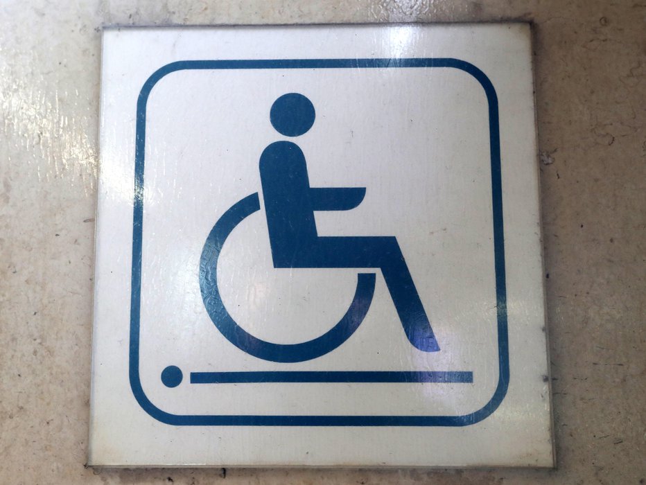 Fotografija: Dvižna ploščad je na ljubljanski železniški postaji namenjena samo invalidom. FOTO: Dejan Javornik