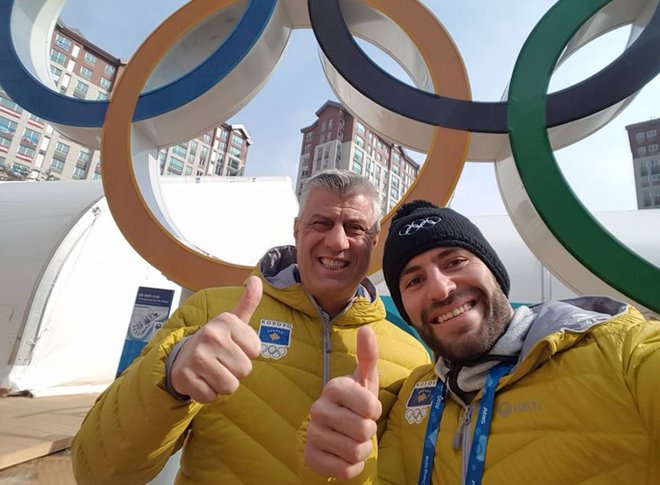 S prvim kosovskim predstavnikom na zimskih olimpijskih igrah se radi fotografijo tudi najpomembnejši kosovski politiki. FOTO: Facebook 