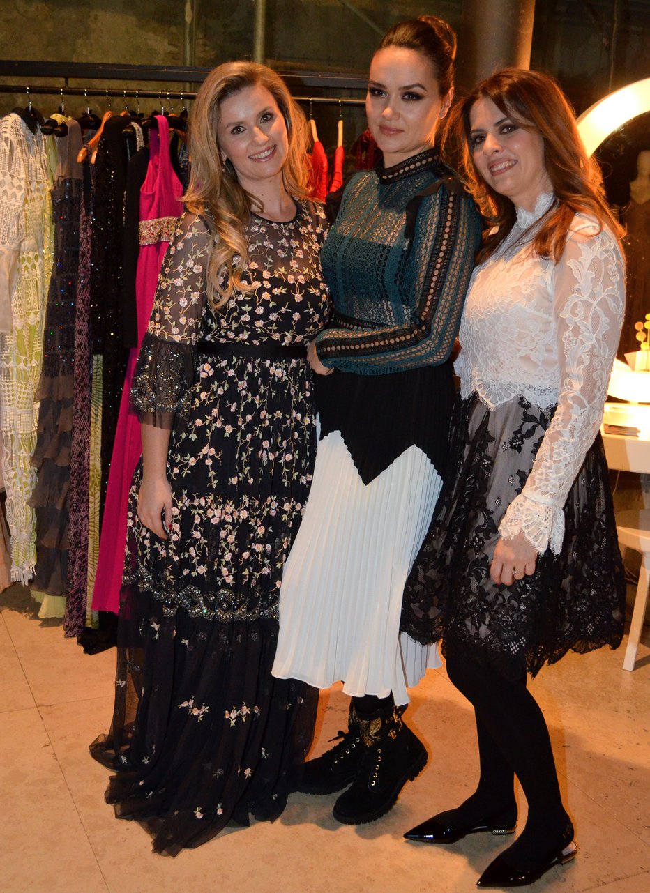 Fotografija: Navdušenke nad izposojo dizajnerskih oblek, ki so jih za ta večer tudi oblekle – Albana Ramadani, Alenka Košir in Maja Mouaz. FOTO: Polona Pirc