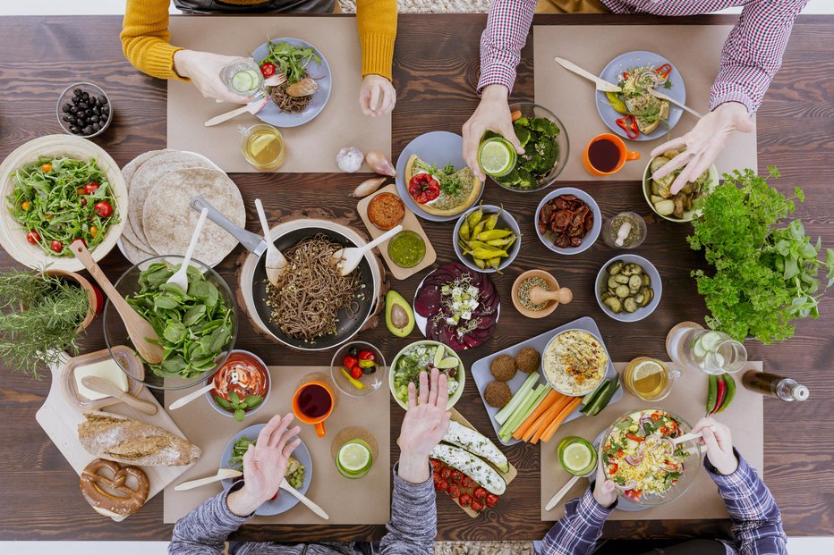 Fotografija: Jejmo raznovrstno hrano z malo mesa. FOTO: Getty Images/istockphoto