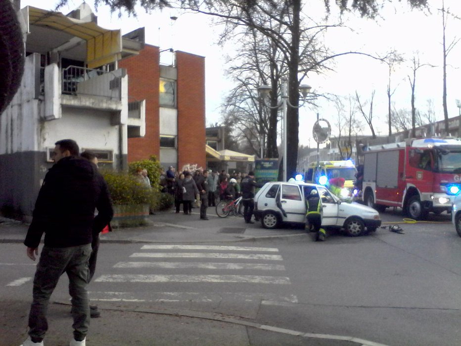 Fotografija: Nesreča na Cankarjevi ulici v Novi Gorici. FOTO: Elija, bralec poročevalec