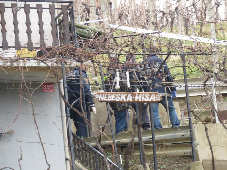 Fotografija: Policisti pred hišo groze. FOTO: Mojca Marot