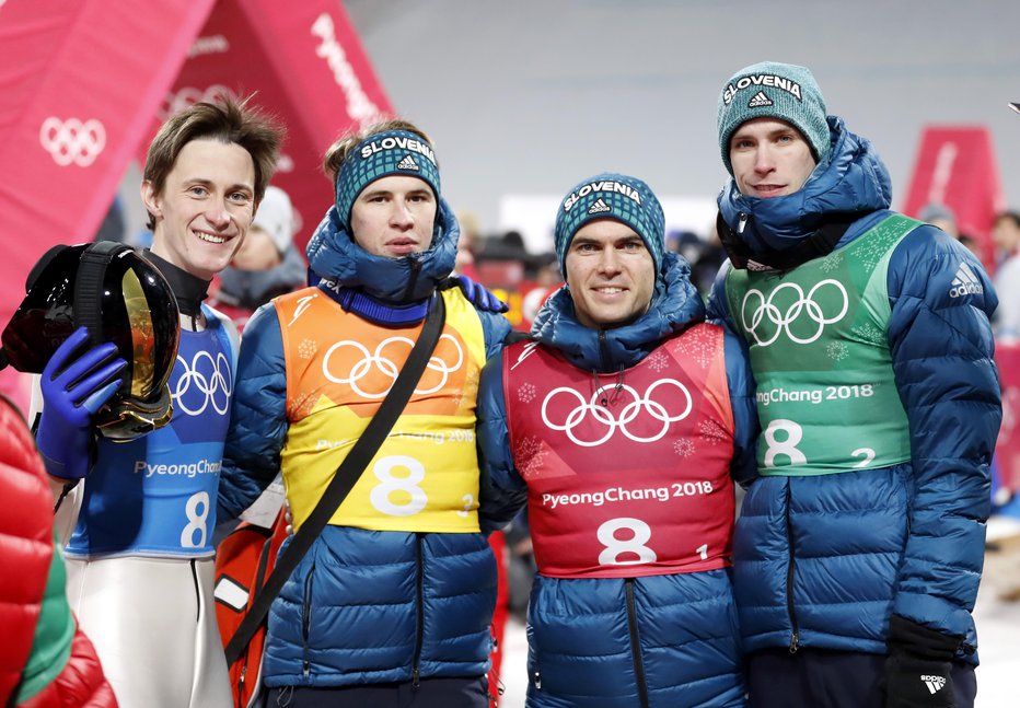 Fotografija: Peter Prevc, Tilen Bartol, Jernej Damjan in Anže Semenič po tekmi na veliki skakalnici. FOTO: Matej Družnik