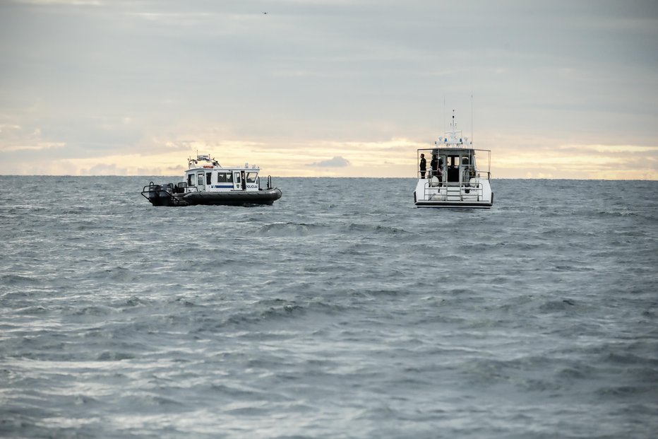 Fotografija: Čoln policije Republike Slovenije in hrvaški policijski čoln Krapanj med patruljiranjem na spornem območju Piranskega zaliva 29. decembra 2017. FOTO: Uroš Hočevar