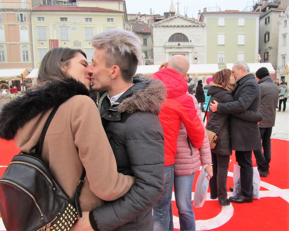 Fotografija: Govori se, da poljub pod Tartinijem čisto zares prinaša srečo v ljubezni.