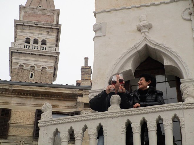 Benečanka ima balkon večne ljubezni, na katerem s peninami razvajajo zaljubljence.