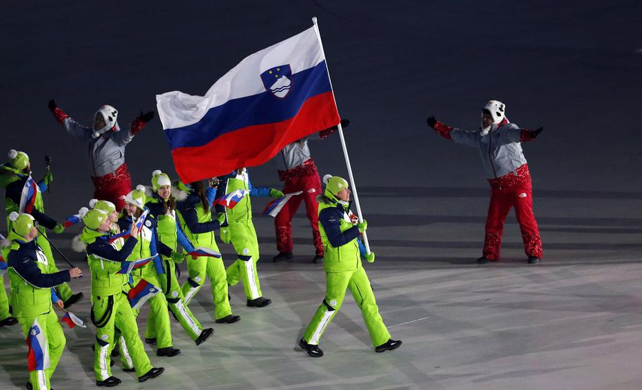 Fotografija: Slovenski športniki na odprtju olimpijskih iger v Pjongčangu, 9. februar 2018. FOTO: Matej Družnik, Delo
