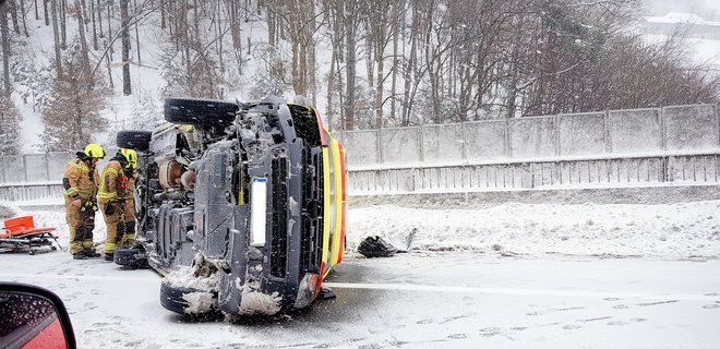 Na štajerski avtocesti se je prevrnilo reševalno vozilo. FOTO: MEDIASPEED.NET