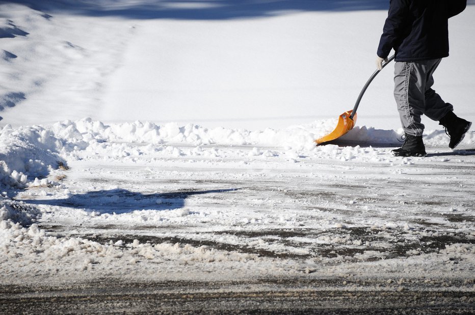 Fotografija: Sneg raje porivajmo pred seboj in ga ne nosimo na lopati. FOTO: Shutterstock