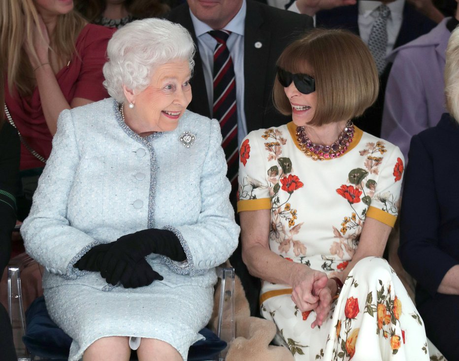 Fotografija: Dve kraljici na kupu. Elizabeta kraljuje na Otoku, Anna Wintour pa
modni reviji Vogue. FOTO: Reuters
