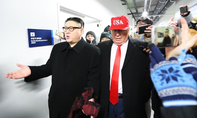 Prijatelja Kim in Donald Dvojnika Donalda Trumpa in severnokorejskega voditelja Kim Jong-Una sta popesterila dogajanje, čeprav so ju varnostniki spodili z otvoritvene ceremonije. Lažni Kim je povedal, da sta z Donaldom prijatelja, identitete pa nista razkrila.