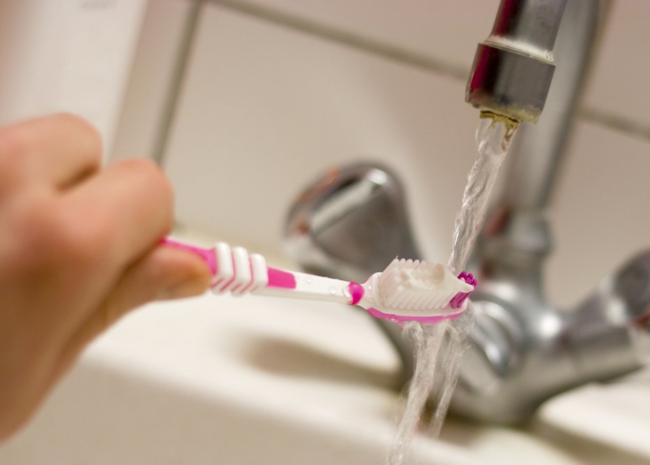 Fotografija: Ali zobno krtačko pred uporabo oplaknete? FOTO: Shutterstock