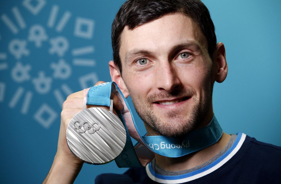 Fotografija: Jakov Fak z medaljo v Slovenski hiši. FOTO: Matej Družnik