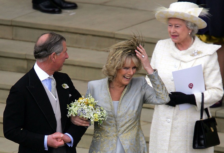 Fotografija: Leta 2005 jo je na poroki princa Charlesa in Camille spremljala najljubša torbica. Foto: Guliver/Getty Images