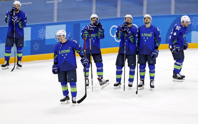 Razočarani hokejisti po tekmi z Norveško. FOTO: Matej Družnik