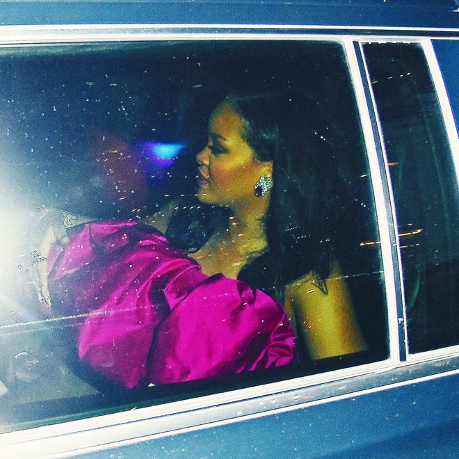 Rihanna v slavnostni obleki ob prihodu na zabavo.