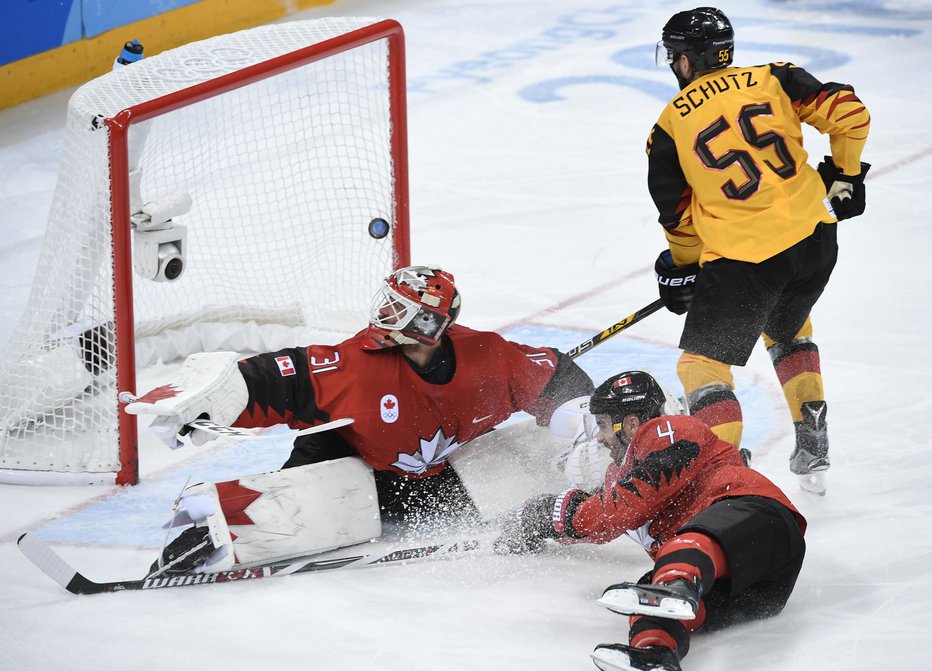 Fotografija: Kanadski vratar Kevin Poulin je lahko le nemočno opazoval, kako so Nemci zadevali za novo olimpijsko senzacijo. FOTO: AFP