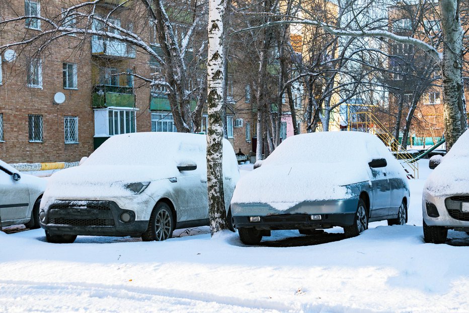 Fotografija: Pustiti avtomobil v snegu in mrazu nekaj dni je najslabša možnost. FOTO: Guliver/Getty Images