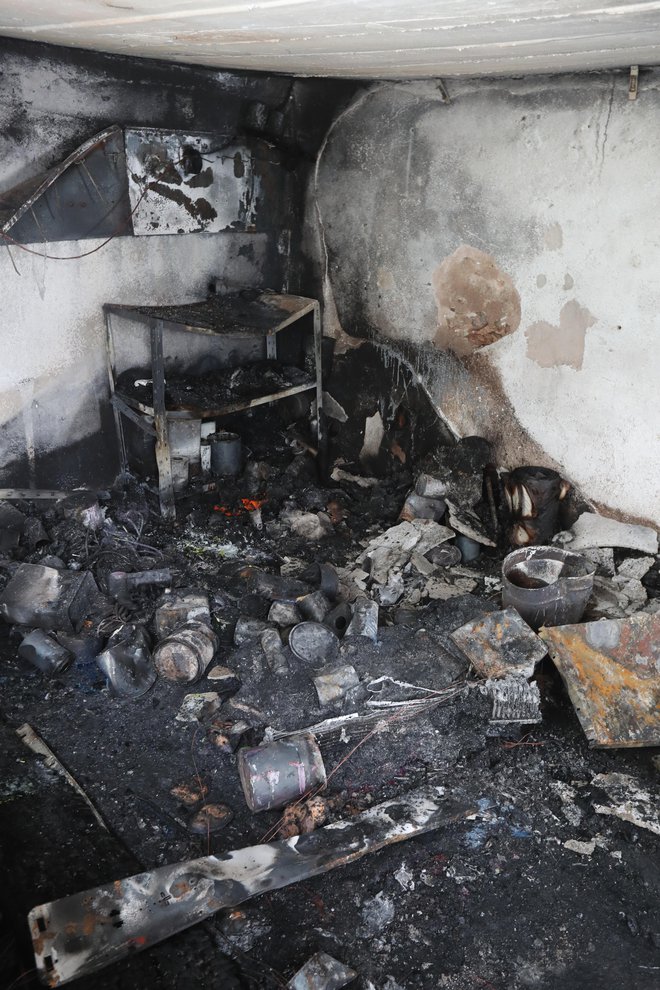 V Vodicah pri Kalobju je po eksploziji zagorelo v garaži v gospodarskem poslopju. FOTO: Dejan Javornik