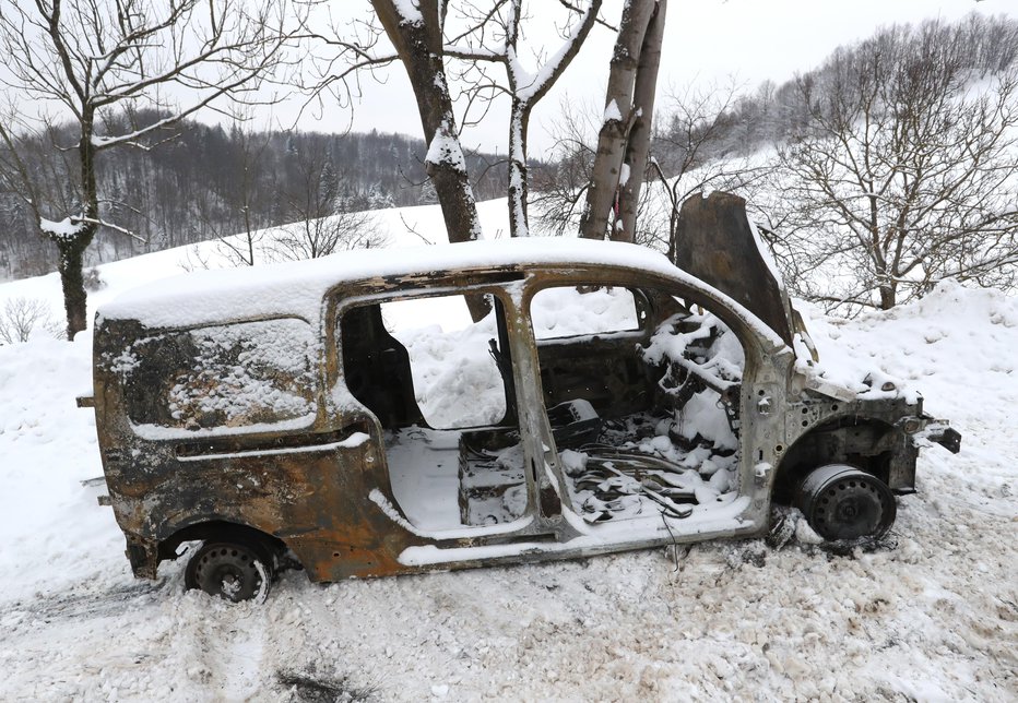Fotografija: Zgorelo je tudi vozilo, ki ga je Uroš popravljal. FOTO: Dejan Javornik