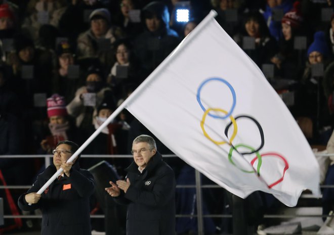 Chen Jining, župan Pekinga, kjer bodo prihodnje igre, je prevzel olimpijsko zastavo. Foto: AP