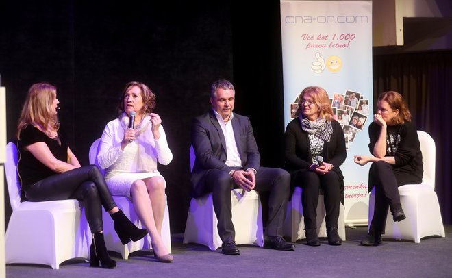 Na okrogli mizi so sodelovali (z leve): Zvezdana Mlakar, Vida Žabot, Edvard Kadič, Alenka Berlot Košiček in Alenka Sivka. Foto: Dejan Javornik