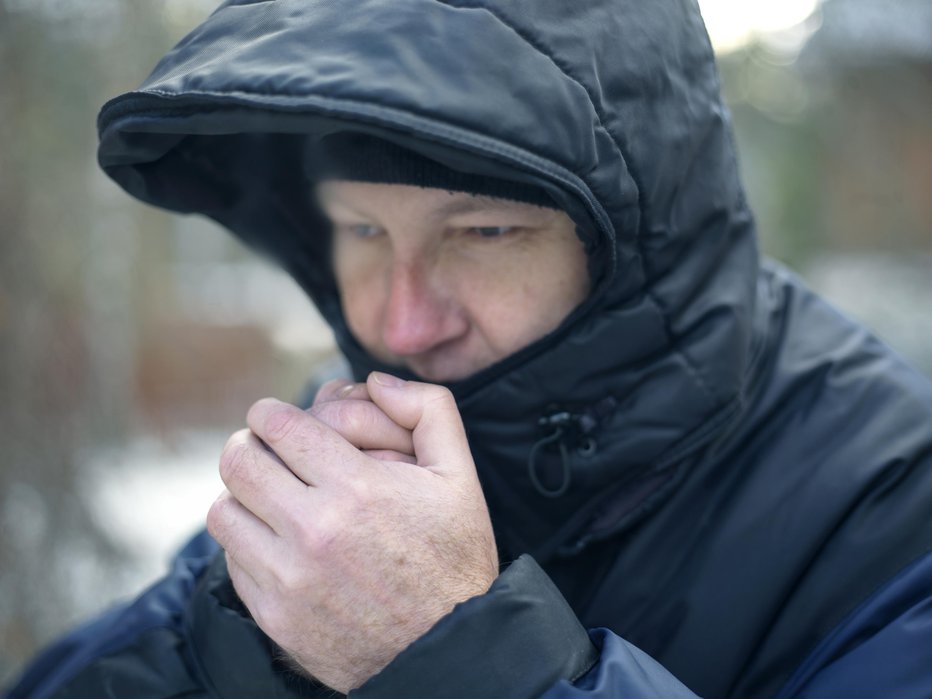 Fotografija: Brez pokrivala in rokavic v teh mrzlih dnevih ne bo šlo. FOTO: Guliver/Thinkstock
