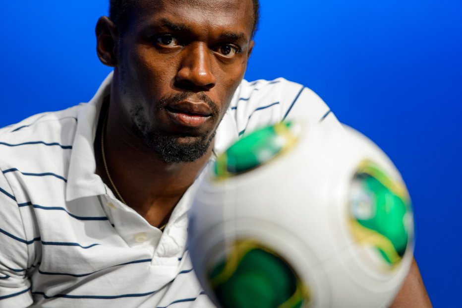 Fotografija: (FILES) In this file photo taken on August 28, 2013 Jamaica's Usain Bolt looks on behind a ball during a press conference following his visit at the FIFA headquarters.
Jamaican sprinter Usain Bolt, multiple Olympic and world champion, announced opn February 26 on Twitter he has signed a contract with a football club whose name he will unveiled on February 27, 2018. / AFP PHOTO / Fabrice COFFRINI