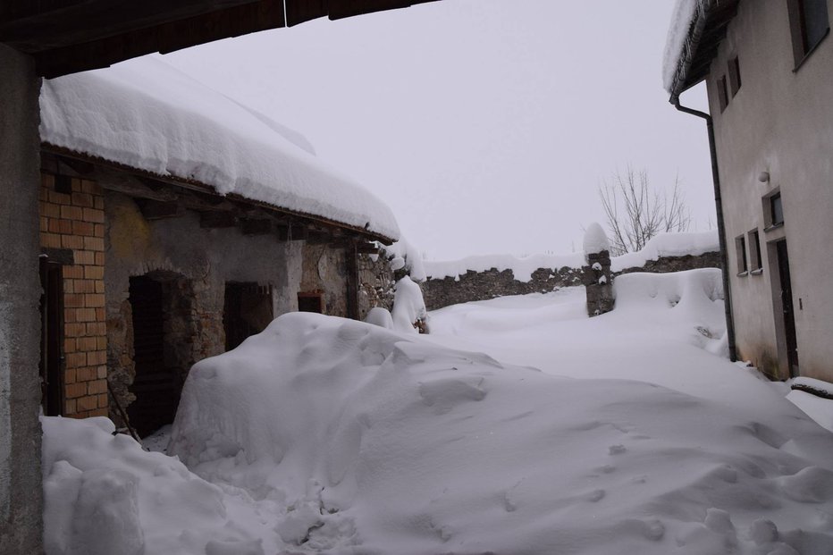 Fotografija: Tudi na Hrvaškem sneg povzroča velike težave. FOTO: Facebook/Karlovačka županija